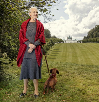 HYLLES: Fotografen er svært glad for at dronningen tok med hunden Tilia på portrett bildene. Foto: Per Morten Abrahamsen / Det danske kongehuset HYLLES: Fotografen er svært glad for at dronningen tok med hunden Tilia på portrett bildene. Foto: Per Morten Abrahamsen / Det danske kongehuset